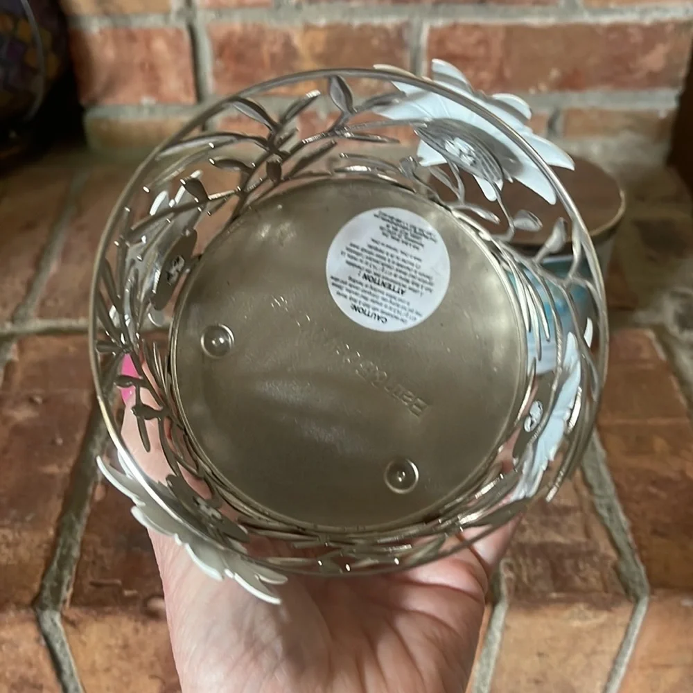 Bath & Body Works Frosted Spearmint Candle w/ White Flowers Floral Metal Holder